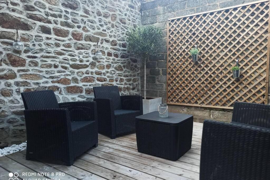 Superbe Appartement Avec Terrasse Au Calme Ernee Экстерьер фото